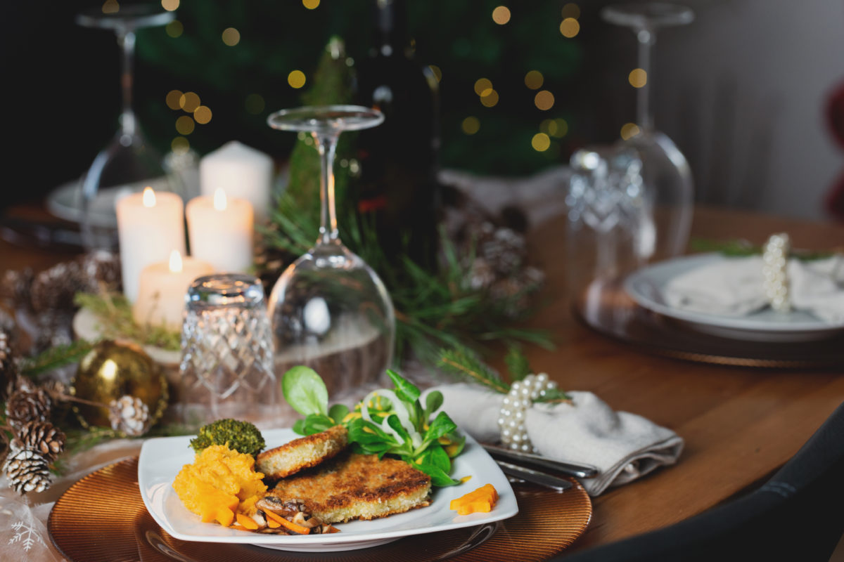 Brokkoli-Nussecken mit Süßkartoffelbrei, Gemüse und Feldsalat - Vegan ...
